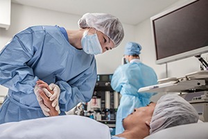 stock-photo-32230762-surgeon-consulting-a-patient-holding-hands-getting-ready-for-surgery